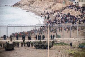 Photographie de l'armée espagnole surveille alors que des immigrants marocains tentent de franchir la frontière vers Ceuta le mois dernier