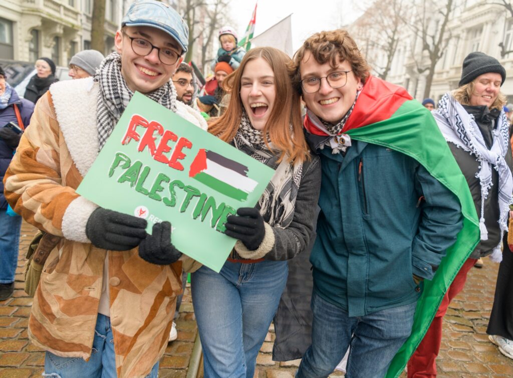 Trois jeunes manifestant pour la Palestine