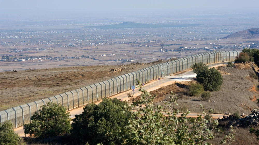 Le mur de séparation marquant la frontière entre Israël et la Syrie, dans un contexte de tensions militaires croissantes après la chute du régime de Bachar al-Assad.