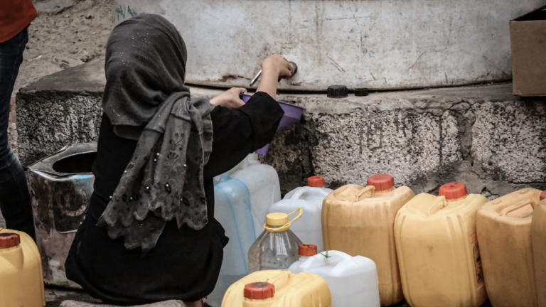 photo fille yéménite cherchant eau